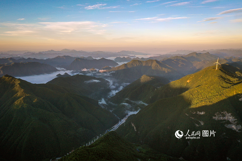 8月5日,湖北省宜昌市五峰县独岭云顶,山水竞秀、如诗如画。近年来,五峰秉承“打造水清岸绿的生态水网,守住水生态安全底线”思路,以流域为本底,统筹发展和安全,保障碧水长流、秀水长清。人民网记者 肖璐欣摄
